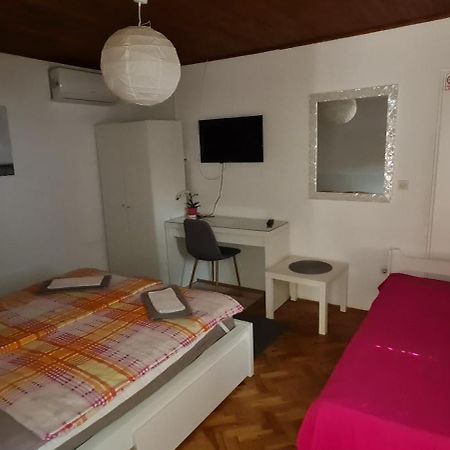Sobe Zimmer Rooms Nika Tusilovic Bagian luar foto