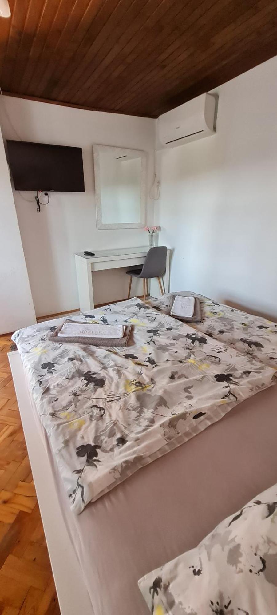 Sobe Zimmer Rooms Nika Tusilovic Bagian luar foto