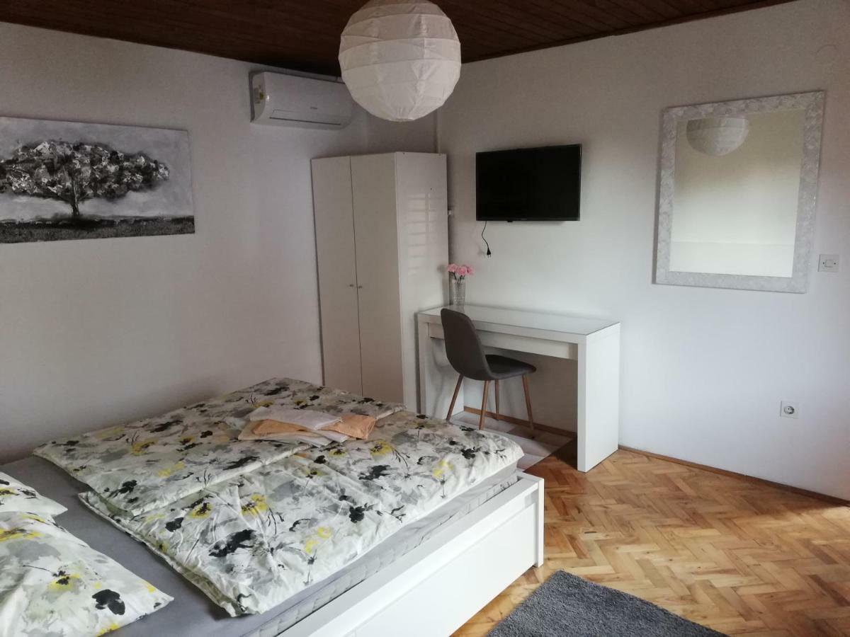 Sobe Zimmer Rooms Nika Tusilovic Bagian luar foto