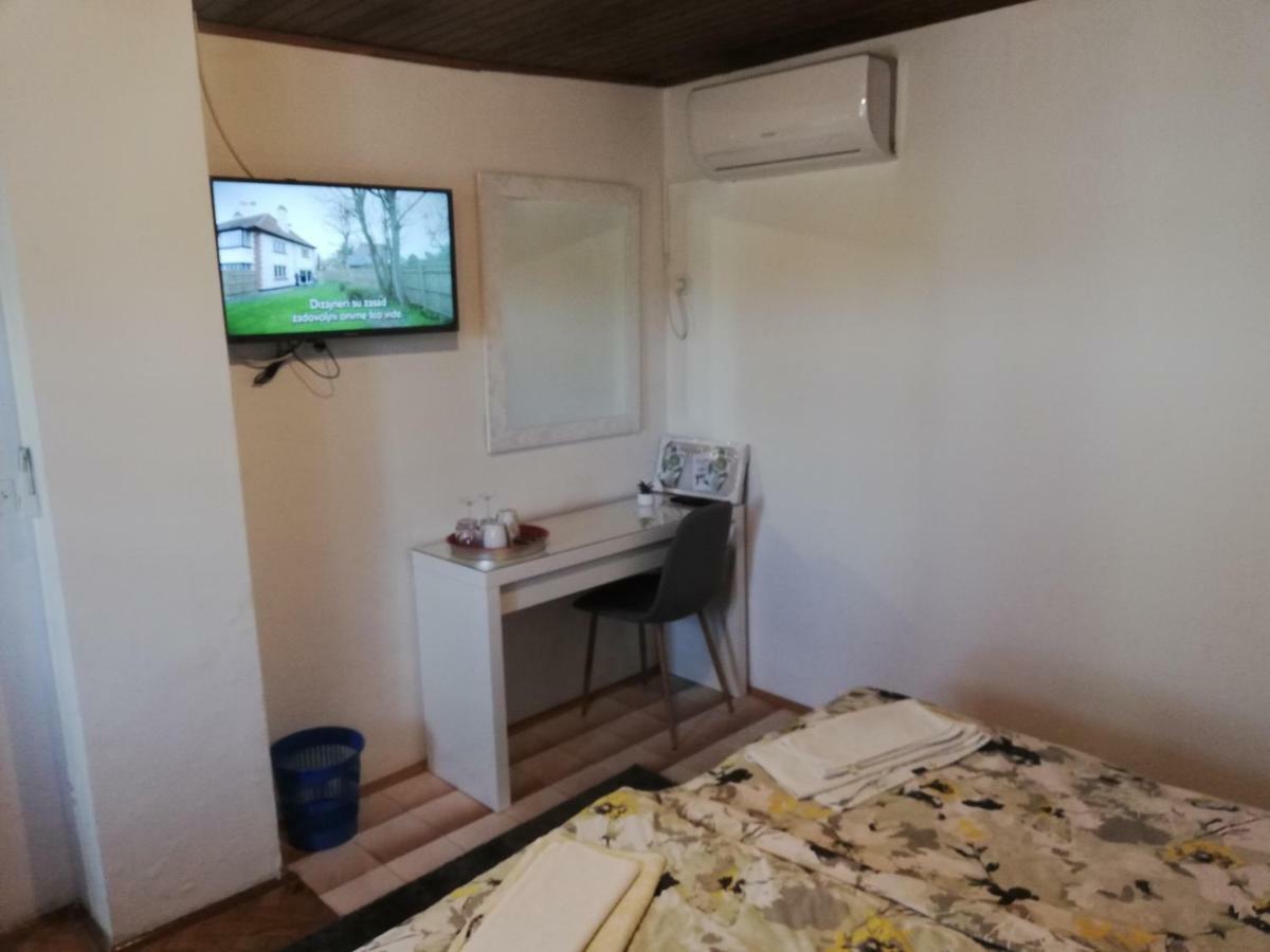 Sobe Zimmer Rooms Nika Tusilovic Bagian luar foto